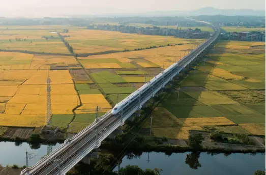  ??  ?? A bullet train travels through Duchang County, China’s Jiangxi Province, on October 6, 2018