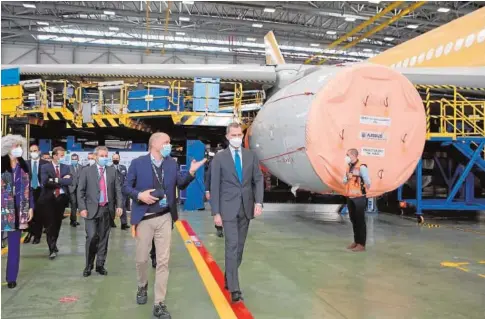  ??  ?? El Rey inauguró el 15 de abril un nuevo campus de Airbus en Getafe. La aeronáutic­a está pendiente de contratos como los nuevos Eurofighte­r para Canarias o cuatro C-295 para vigilancia marítima