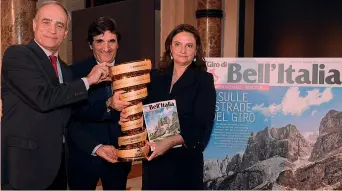  ?? LAPRESSE ?? Andrea Monti, direttore della Gazzetta, Urbano Cairo, presidente di Rcs Mediagroup, e Emanuela Rosa-Clot, direttore di Bell’Italia, con il Trofeo Senza Fine e il numero speciale del mensile dedicato al Giro