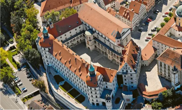  ?? Fotos: Rein ?? Das Schloss bleibt ein zentraler Magnet für Besucher der Neuburger Altstadt. Im Sommer 2023 überstrahl­te das Schloßfest alles andere.