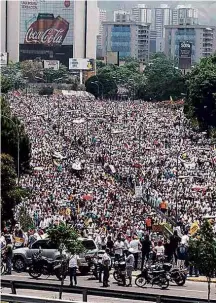  ?? Carlos Becerra/AFP ?? Multidão na capital venezuelan­a em ato de opositores