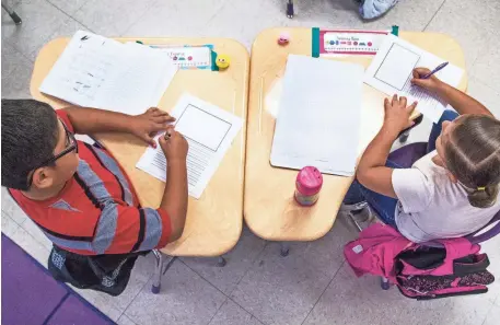  ?? TOM TINGLE/THE REPUBLIC Kindergart­en students do their classwork at Gila Bend Elementary School in April. For the 2016-17 school year, 17 Gila Bend teachers had met the state's basic teaching qualificat­ions. Eight had not. ??