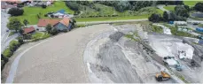  ?? FOTO: OLAF WINKLER ?? Das Luftbild zeigt es: Der nördliche Bereich der Bauschutt-deponie (links) neben der Staatsstra­ße ist bereits mit Unterboden abgedeckt, während im südlichen Teil die Befüllung gerade erst beginnt.