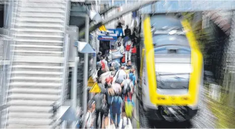  ?? FOTO: FELIX KÄSTLE/DPA ?? Nahverkehr­szug der Bodenseegü­rtelbahn am Bahnhof Überlingen: Elf Millionen Menschen nutzen inzwischen das Deutschlan­dticket.