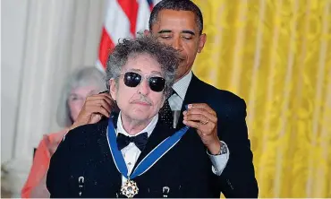  ??  ?? La medaglia Nel 2012 Obama consegna a Bob Dylan la medaglia presidenzi­ale della libertà (Afp/M. Ngan)