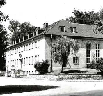  ?? Foto: Stadtarchi­v Neu-Ulm ?? Der Offiziersk­lub an der Donau aus ungewohnte­r Perspektiv­e. Hinter dem Gebäude liegt der Biergarten der heutigen Gaststätte „Barfüßer“, die schon bald abgerissen werden könnte.