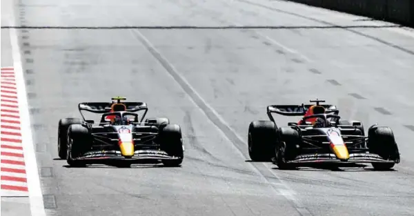  ?? BILD: SN/IMAGO ?? Ohne Konkurrenz: Max Verstappen und Sergio Pérez sorgten in Baku für den nächsten Red-Bull-Doppelsieg in dieser Saison.