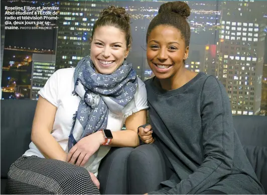  ??  ?? Roseline Filion et Jennifer Abel étudient à l’École de radio et télévision Promédia, deux jours par semaine.