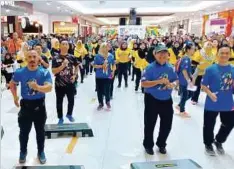  ?? FOTO ?? PESERTA acara senamrobik giat beraksi pada majlis perasmian Hari Sukan Negara Peringkat Negeri di The Summer Mall, semalam.