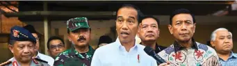  ?? DIPTA WAHYU/JAWA POS ?? KECAM AKSI BIADAB: Presiden Joko Widodo didampingi panglima TNI dan Kapolri memberikan keterangan pers di Surabaya kemarin. Dia berjanji mengerahka­n Polri dan TNI untuk memberanta­s teroris sampai ke akar-akarnya.