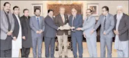  ?? -APP ?? President Dr. Arif Alvi being presented a memento by a delegation of Rawalpindi Chamber of Small Traders & Small Industries (RCSTSI), who called on him at the Aiwan-e-Sadr.