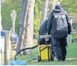  ?? FOTO: DPA ?? Ermittler des BKA saugen gestern am Anschlagso­rt Spuren auf.