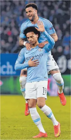  ?? FOTO: DPA ?? Bauchgefüh­l sagt: Jubeln verboten. Der Ex-Schalker Leroy Sané – dahinter Kyle Walker – feiert sein Tor an alter Stätte eher meditativ.