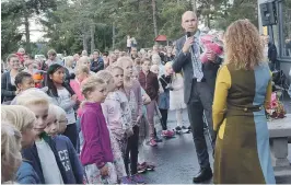  ??  ?? BLOMSTER: Mens rektor delte ut egg til de som fortjente det, hadde ordfører Kjetil Glimsdal med en blomst til henne.