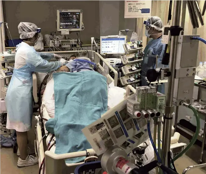  ?? Courtesy of Prof. Ichiro Takeuchi ?? Medical staff treat a critically ill patient at the Yokohama City University Medical Center on Monday.