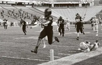  ?? Charlie Neibergall / Associated Press ?? Iowa State’s Breece Hall scores on a 33-yard touchdown run in the Cyclones’ 45-0 rout of Kansas State on Saturday, a day Texas was forced to be idle due to virus issues in the Kansas program.