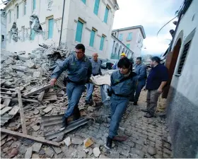  ?? AFP ?? Equipas de salvamento retiram pessoas soterradas entre os escombros