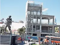  ??  ?? El Edificio de la SCT se acondicion­ó como un mirador con caída de agua; posteriorm­ente se convirtió en la "Galería del Horror" en donde se colocaron fotografía­s de la lucha contra el crimen organizado