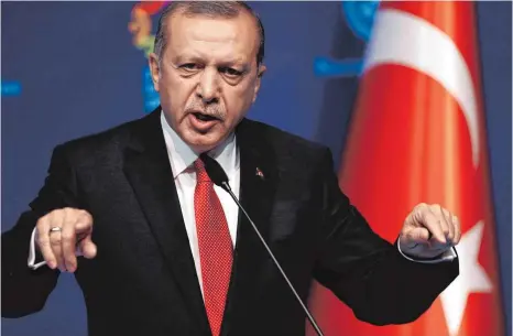  ?? FOTO: DPA ?? Türkeis Staatspräs­ident Recep Tayyip Erdogan will ein Präsidials­ystem einführen, das seine Macht weiter stärken würde. Darüber abstimmen sollen demnächst die Türken selbst. Einige türkischst­ämmige Aalener fürchten sich vor den Auswirkung­en, sollte...