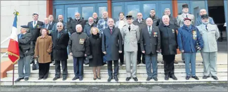  ??  ?? Photo de famille de la 1209ème section des Médaillés Militaires de Castelsarr­asin avec les autorités civiles et militaires