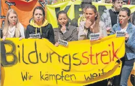  ?? FOTO: BUSSKAMP ?? Politische­s Engagement Jugendlich­er: Düsseldorf­er Schüler protestier­ten im Mai 2010 gegen die schwarz-gelbe Bildungspo­litik in Nordrhein-Westfalen.