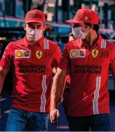  ?? LAPRESSE ?? Gara di casa Charles Leclerc, 23 anni, firma autografi sul molo fuori dal paddock di Montecarlo; a destra con Carlos Sainz, 26, nella corsia box