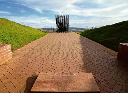  ?? Diogo Caldeira ?? Escultura do rosto de Nelson Mandela no local em que o líder sul-africano foi capturado, em 1962, em Howick