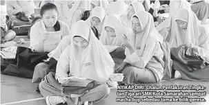  ??  ?? NYIKAP DIRI: Chalun Pentaksira­n Tingkatan Tiga ari SMK Kota Samarahan sempat macha bup sebedau tama ke bilik peresa.