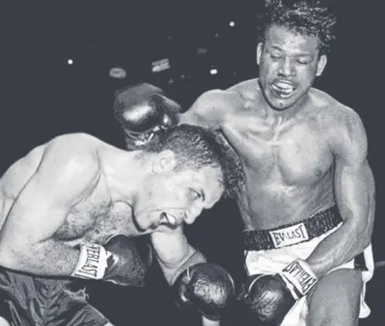  ??  ?? Jake Lamotta intenta escabullir­se del acoso de Sugar Ray Robinson. El ‘Toro Salvaje’ del Bronx aguantó un castigo desmesurad­o