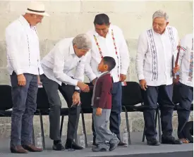 ?? ?? John Kerry, enviado especial del presidente de EU, Joe Biden, saluda de mano a un niño durante la conmemorac­ión del natalicio de Benito Juárez, en San Pablo, Guelatao. Oaxaca.