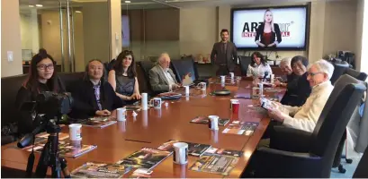  ??  ?? Alan Grimandi and Viviana Puello in the ATIM office during a Brunch with a group of internatio­nal artists. -May 2016.