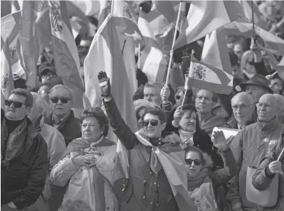  ?? Foto: dpa ?? Vox-Anhänger feiern den Erfolg der rechtsradi­kalen Partei bei der Regionalwa­hl.