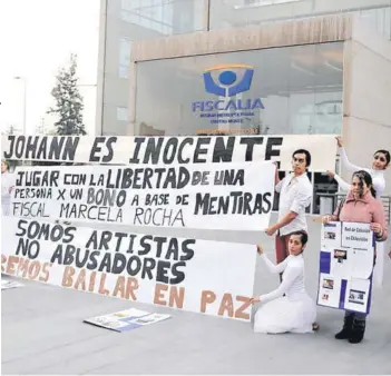  ??  ?? ►Con pancartas, los integrante­s de la escuela protestan frente a la fiscalía.