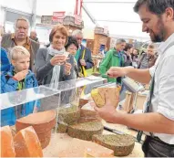  ??  ?? Die feinen Kostproben schmecken den Besuchern!