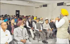  ?? SIKANDER SINGH CHOPRA/HT ?? Disgruntle­d Aam Aadmi Party volunteers during a meeting at Desh Bhagat Yadgar Hall in Jalandhar on Saturday.