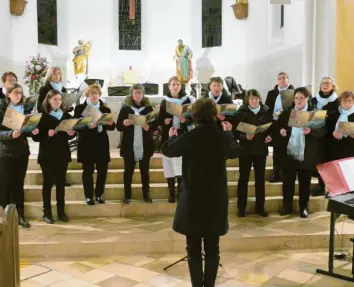  ?? Foto: Karlheinz Polzer ?? Das Vokalensem­ble Bissingen unter der Leitung von Magdalena Polzer stellte sich bestens artikulier­end und in leuchtende­n Klangfarbe­n singend vor.