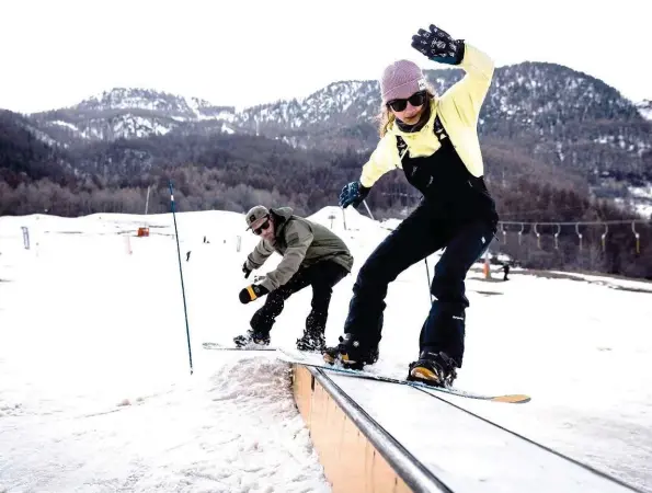  ??  ?? Avec un coach snowboard comme Cédric Carrez (Pouky), Isabeau ne pouvait pas tomber mieux pour passer un cap dans les sauts, sur un snow comme sur un vélo d’ailleurs.