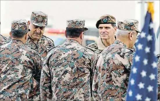  ?? AHMAD ABDO / EFE ?? El general nord-americà Joseph Votel (amb boina) amb militars jordans diumenge a Amman