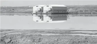  ?? JASON FRANSON, CP ?? Pump houses on a barge float on a Suncor tailings pond near Fort McMurray.