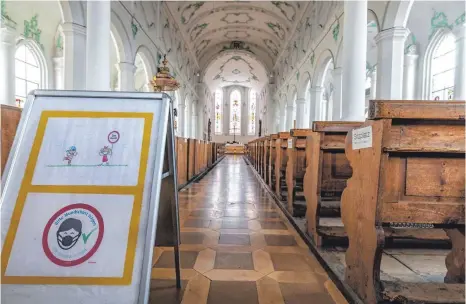  ?? FOTO: CHRISTIAN FLEMMING ?? Auch an Weihnachte­n gelten in den Kirchen in und um Lindau die Corona-Regeln wie hier in St. Stephan. Weil die Plätze begrenzt sind, müssen sich Gottesdien­stbesucher frühzeitig anmelden.