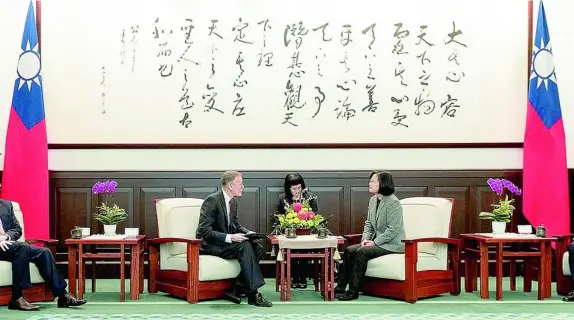  ?? AP ?? La presidenta Tsai Ing Wen se reunió ayer con el máximo representa­nte de EE UU en la isla, William Brent