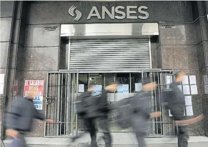  ??  ?? Fondos baratos. Los que presta la ANSeS se conceden a tasas del 24% anual.