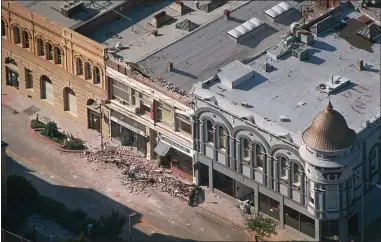  ?? STAFF FILE PHOTO ?? An aerial view shows damaged buildings on Cooper Street in downtown Santa Cruz shortly after the 1989Loma Prieta quake.