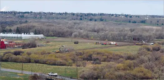  ?? NEWS PHOTO COLLIN GALLANT ?? Work on the first phase of the Industrial Avenue berm continues Tuesday, as seen from Scholten Hill. The 500-metre flood defence runs from the Lions Park berm toward the Seven Persons Creek then south to Industrial Avenue, east of the Medalta Potteries...