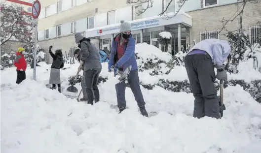  ??  ?? Un grupo de voluntario­s trata de despejar de nieve el acceso del Hospital Gregorio Marañón de Madrid. ((
REUTERS / SUSANA VERA
EFE / DAVID FERNÁNDEZ