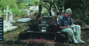  ??  ?? Mario Vargas Llosa, sentado junto a la tumba de Paul Gauguin, en Hiva Oa, en la Polinesia Francesa. Abajo, delante de la casa de Roger Casement, en Irlanda. Dcha. con Julio Cortázar y Aurora Bernárdez, en Atenas.