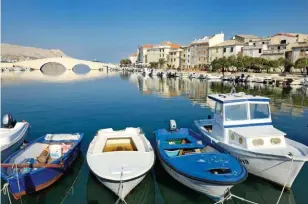  ??  ?? Il porticciol­o di Pag e, sotto, un sentiero dell’isola croata.