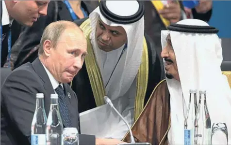  ?? ROB GRIFFITH / REUTERS ?? El presidente ruso, Vladímir Putin, junto al príncipe Salman Abdulaziz al Saud, de Arabia Saudí