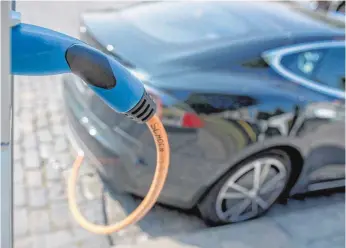  ?? FOTO: DPA ?? Bis 2020 sollen laut Regierung eine Million Elektrofah­rzeuge in Deutschlan­d zugelassen sein.