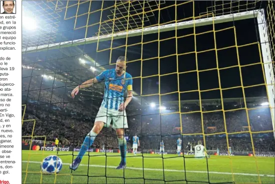  ??  ?? PALO. Godín recoge el balón de la red después de que el Atlético encajara el 4-0 final del Dortmund en el Signal Iduna Park.